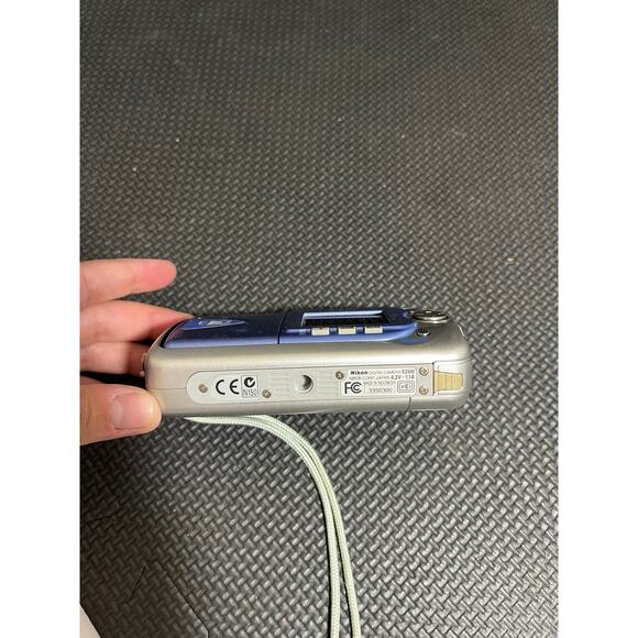 Nikon Coolpix 2500 2.0MP Digital Camera / Digicam / Retro Digital camera - Picture 6 of 7